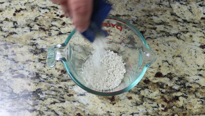 Agregar 190 g de arroz redondo español y mezclar suavemente. Tapar la sartén y cocinar a fuego medio-bajo durante 10 minutos, o hasta que el arroz esté casi cocido. (157.959)