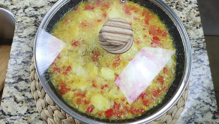 Retirar del fuego y dejar reposar con la tapa puesta durante 2-3 minutos para que el arroz termine de cocinarse al vapor. (285.16)