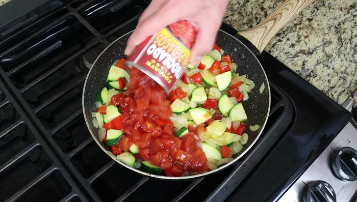 Agregar los tomates, sazonar con sal, pimienta y una pizca de azúcar. Mezclar bien.