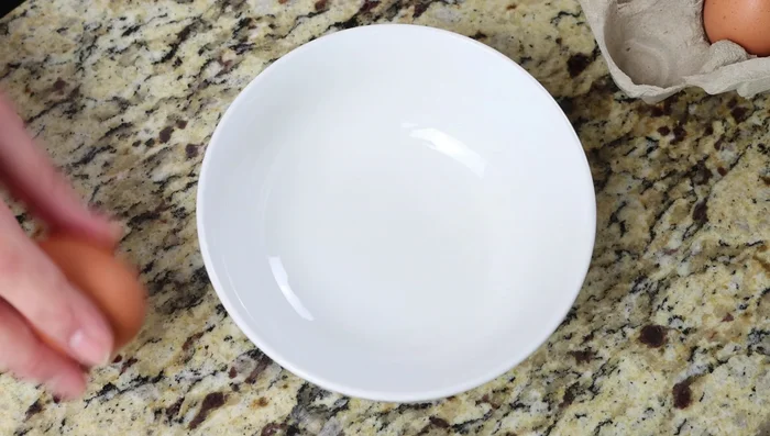 Pasar cada pieza de bacalao por harina y luego por huevo batido sazonado.