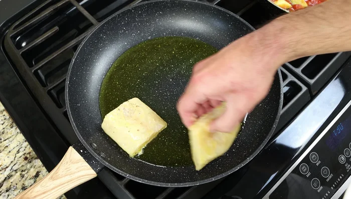 Freír el bacalao en el aceite caliente durante aproximadamente 3 minutos por lado, hasta que esté dorado y cocido.