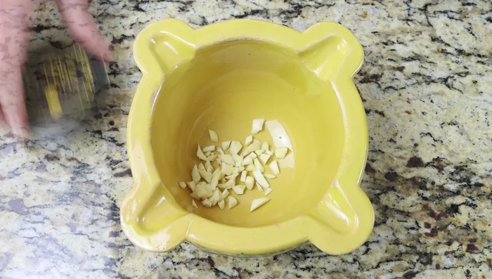 Mientras el bacalao se fríe, preparar el alioli: machacar ajo, azafrán y sal en un mortero hasta obtener una pasta. Agregar mayonesa, jugo de limón y aceite de oliva. Sazonar.