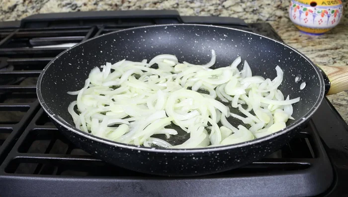 Cortar dos batatas medianas (ya peladas, lavadas y secadas) en cubos pequeños (99.24).
