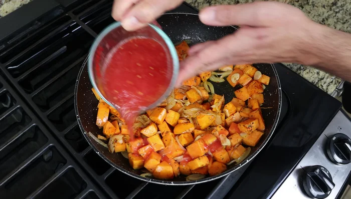 Agregar salsa de tomate, sazonar con sal y pimienta, mezclar bien (175.72).