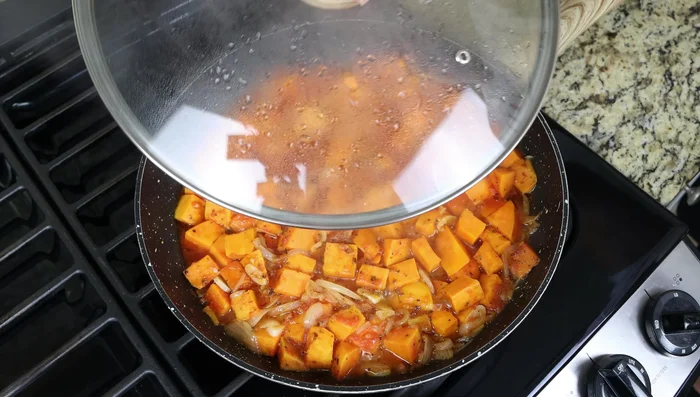 Quitar la tapa y comprobar si las batatas están cocidas. Si es necesario, volver a tapar y cocinar unos minutos más (217.36).