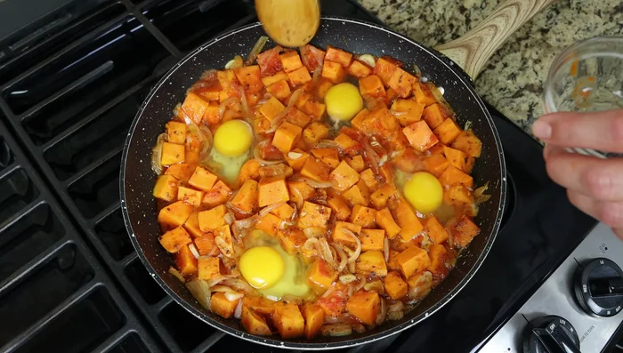 Sazonar los huevos con sal y pimienta (256.72).