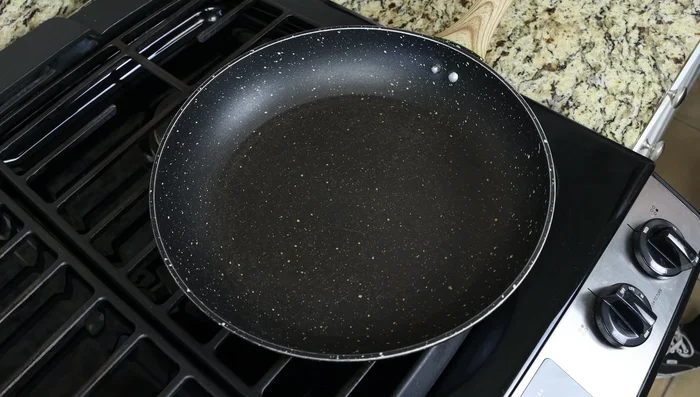 Calentar una sartén grande a fuego medio y agregar 3 cucharadas de aceite de oliva virgen extra (61.28).