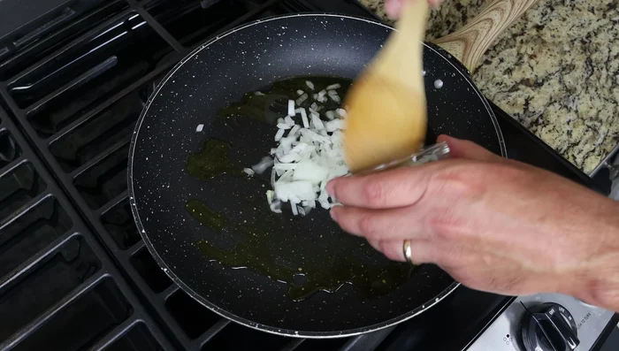 Agregar las verduras picadas y saltear durante 3-4 minutos, removiendo constantemente.