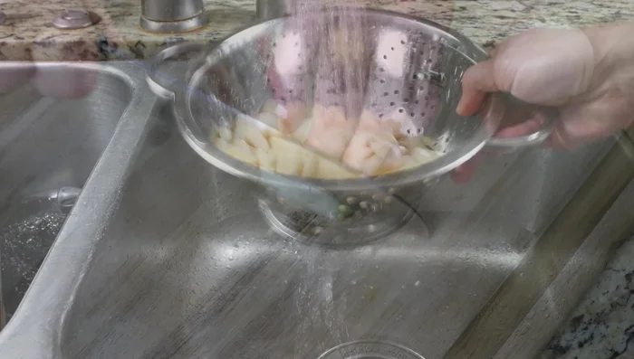Picar la cebolla, el ajo y la zanahoria.