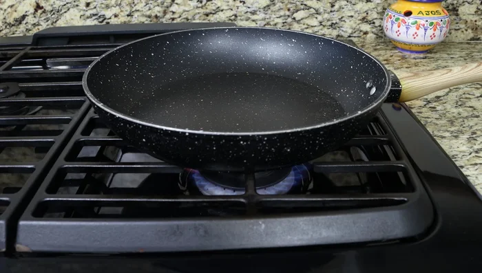Calentar el aceite de oliva en una sartén grande a fuego medio.