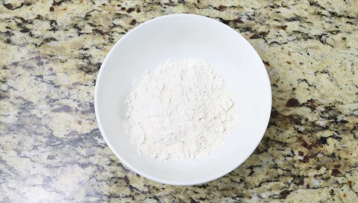 Pasar cada rodaja de papa por harina sazonada con sal y pimienta, luego por huevo batido sazonado con sal y pimienta. (92.24, 106.96, 122.84)