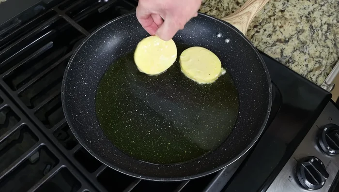 Freír las papas en el aceite caliente en lotes, 3 minutos por lado, hasta que estén ligeramente doradas. (140.879, 153.16)
