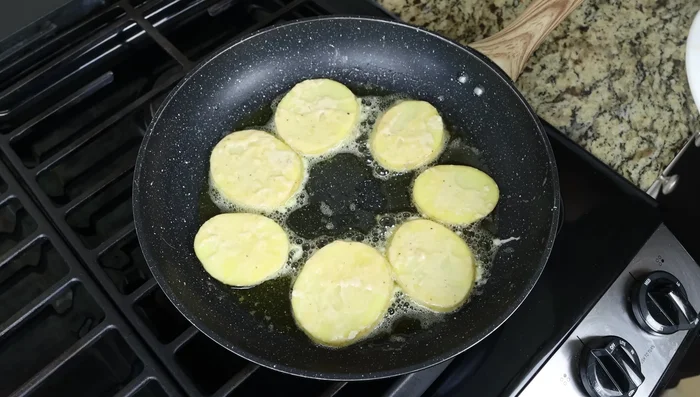 Escurrir las papas fritas sobre toallas de papel. (175.959)
