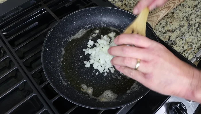 En la misma sartén, saltear una cebolla finamente picada y cuatro dientes de ajo toscamente picados hasta que estén ligeramente translúcidos (aprox. 2-3 minutos). (183.12, 194.519)