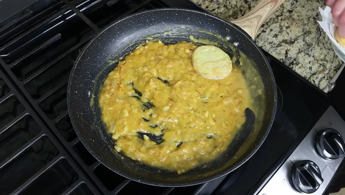 Agregar las papas a la sartén, cubrir con 2 1/2 tazas de caldo de verduras. (273.84, 284.68)