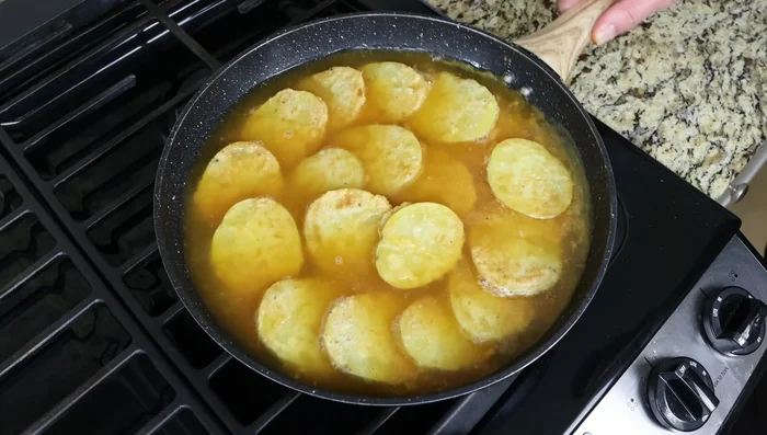Llevar a ebullición, tapar, bajar el fuego y cocinar a fuego lento durante 20-25 minutos, removiendo ocasionalmente, hasta que las papas estén cocidas. (301.12, 311.08, 319.639)