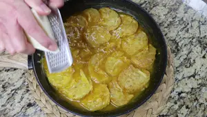 Patatas a la importancia con Manchego: Receta Española Clásica