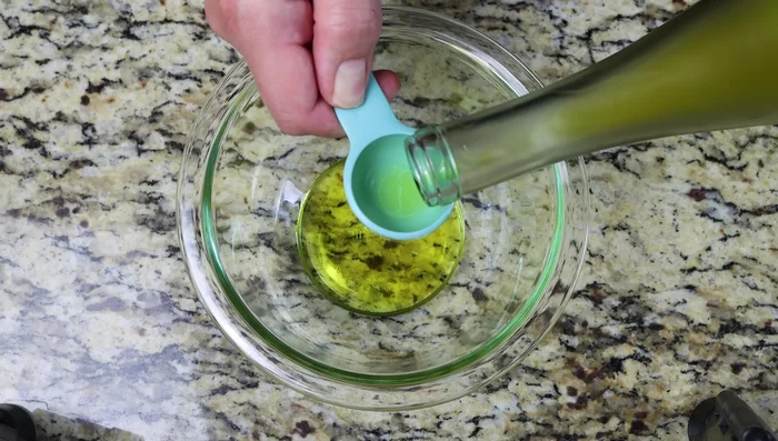 Mientras tanto, preparar el aderezo: mezclar el aceite de oliva, jugo de limón, ajo rallado, orégano, sal y pimienta.
