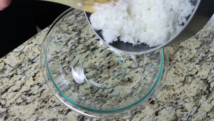 En un tazón grande, mezclar el arroz, los ingredientes picados, los frijoles, el queso feta, sal y pimienta.