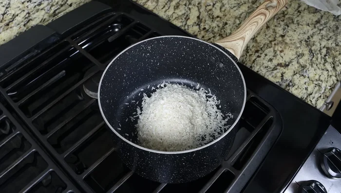 Agregar el arroz y el agua a una cacerola. Sazonar con sal marina y llevar a ebullición a fuego alto.