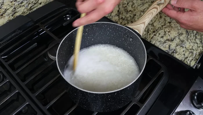 Una vez que hierva, bajar el fuego a lento, tapar y cocinar durante 15 minutos hasta que el agua se absorba.