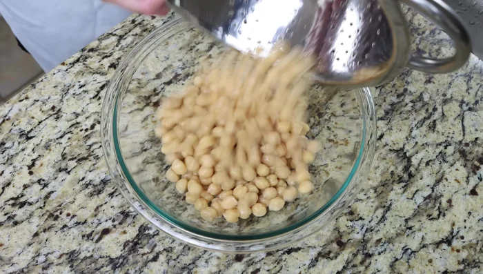 Aplastar los garbanzos hasta obtener un puré semigrueso.