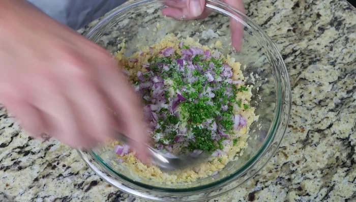 Mezclar bien hasta obtener una pasta consistente. Añadir más yogur si es necesario.