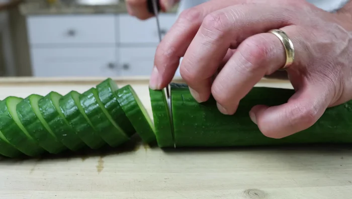 Colocar cucharadas de la ensalada de garbanzos sobre las rodajas de pepino.