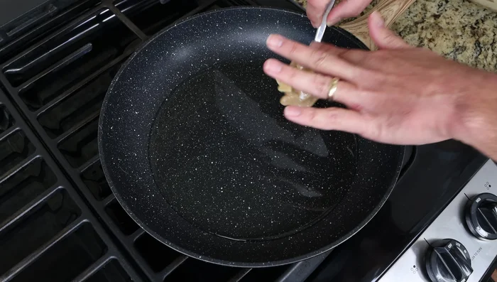 Una vez que el aceite esté caliente, agregar cucharadas de masa a la sartén, asegurándose de que estén espaciados uniformemente. Cocinar durante aproximadamente 2 minutos por lado, hasta que estén dorados.