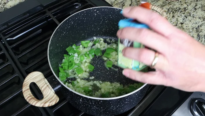 Incorporar el pimentón ahumado dulce, mezclar rápidamente y agregar la salsa de tomate. Sazonar con sal y pimienta.