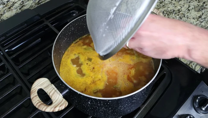 Añadir el arroz a la sartén, mezclar bien, tapar y cocinar a fuego medio-bajo durante 15-18 minutos, o hasta que el arroz esté cocido.