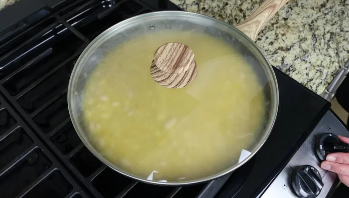 Cocinar a fuego lento durante 10 minutos con la tapa puesta. Agregar la clara de huevo picada y mezclar.