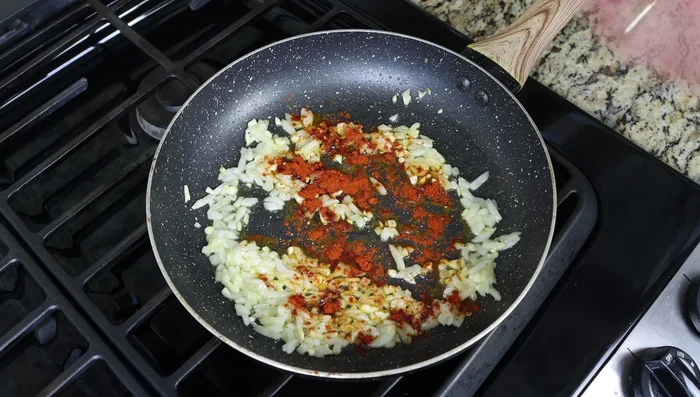 Agregar el pimentón y el tomillo, mezclar. Incorporar la salsa de tomate, el perejil, sal y pimienta. Sazonar al gusto.