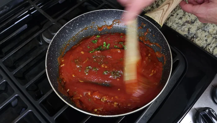 Reducir el fuego a lento y dejar hervir a fuego lento para que se desarrollen los sabores.