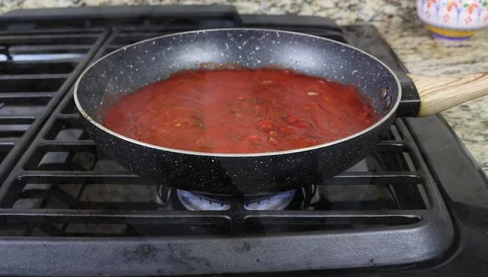 Cubrir el calabacín con la salsa de tomate.