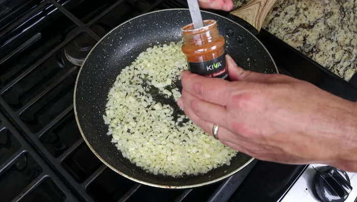 Agregar el pimentón ahumado picante y dulce. Mezclar rápidamente.
