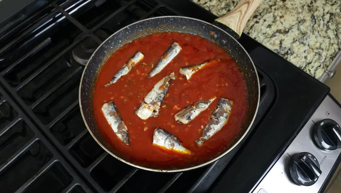 Bajar el fuego a medio-bajo y cocinar a fuego lento durante 5-10 minutos para que los sabores se desarrollen.