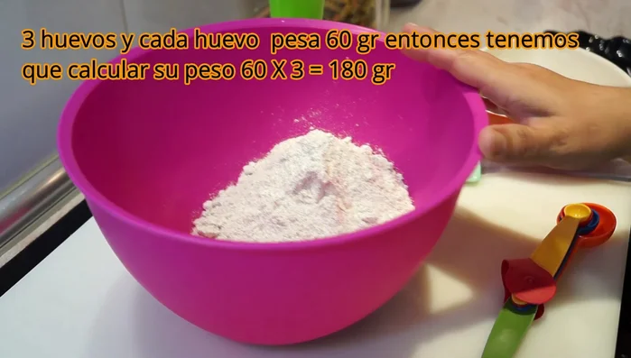 Preparación de la masa: Mezclar la harina y la sal (187.12). Agregar los huevos ligeramente batidos y el aceite de oliva (199.04). Amasar, añadiendo agua cucharada a cucharada hasta obtener una masa manejable (204.68). Dejar reposar 5 minutos, luego amasar nuevamente y reposar 30 minutos (338.36).