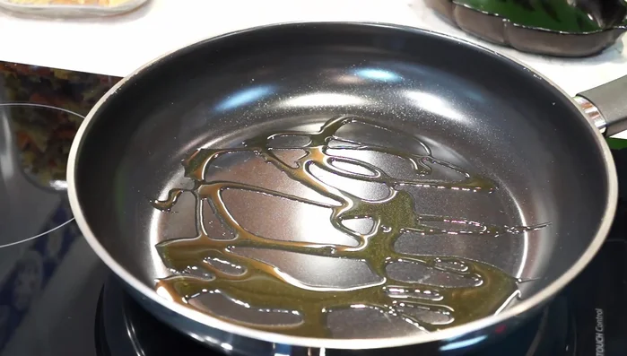 Preparación del relleno: Sofreír el ajo en aceite de oliva hasta dorar ligeramente (42.879). Añadir las espinacas poco a poco, removiendo hasta que se reduzcan (47.399). Sazonar con sal (77.88). Dejar enfriar (83.68). Picar las espinacas y mezclar con el queso crema (97.52).