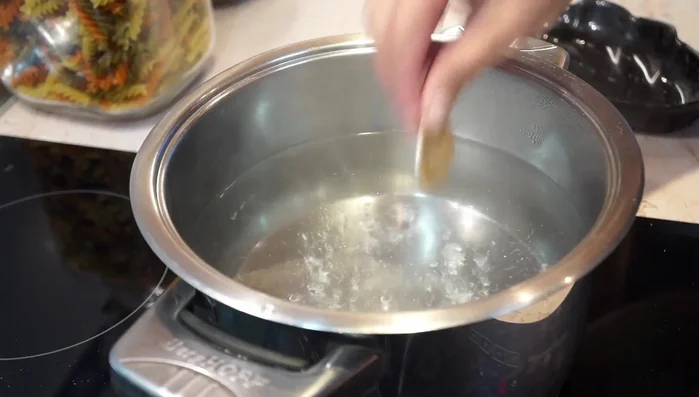 Cocción: Hervir abundante agua en una cacerola (699.68). Agregar los raviolis y cocinar hasta que floten en la superficie (709.76). Cocer durante 8-10 minutos (717.76).