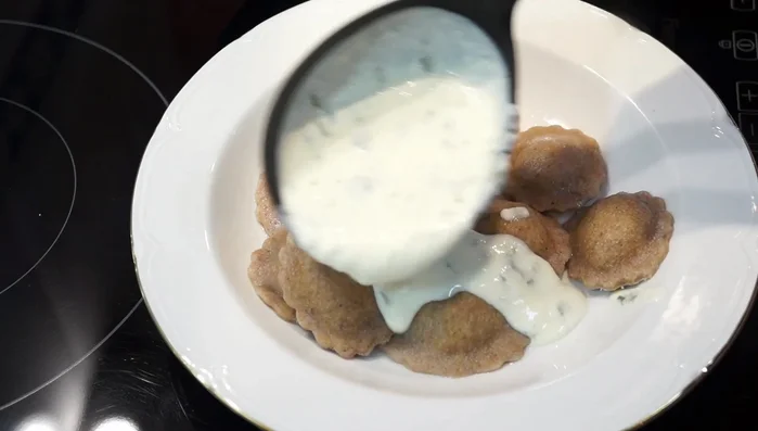 Servir: Servir los raviolis con la salsa de su preferencia (747).