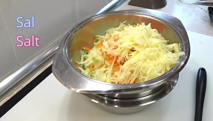 Añadir sal a las verduras ralladas y mezclar durante 2-3 minutos para que suelten más agua. Escurrir nuevamente el líquido.