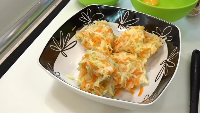 En un bol, mezclar las verduras escurridas con los dos huevos, el ajo granulado y la pimienta negra.