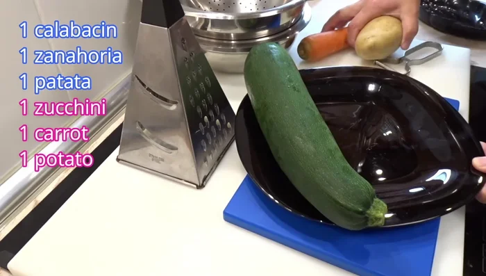 Preparar las verduras: Rallar el calabacín, la zanahoria y la patata por la parte gruesa del rallador. Escurrir el exceso de agua utilizando un colador o escurridor.