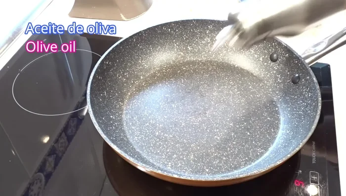 Preparar el relleno: En una sartén, sofreír el ajo picado en aceite de oliva. Añadir la cebolla picada y cocinar hasta que esté pochada.