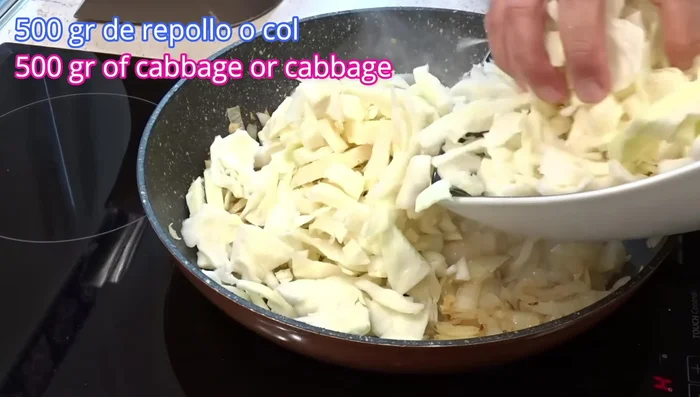 Incorporar el repollo picado, sal y cocinar hasta que esté tierno.