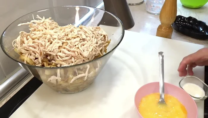 En un bol aparte, batir los huevos con la leche, sal y pimienta. Añadir esta mezcla al relleno de pollo y repollo. Mezclar bien.