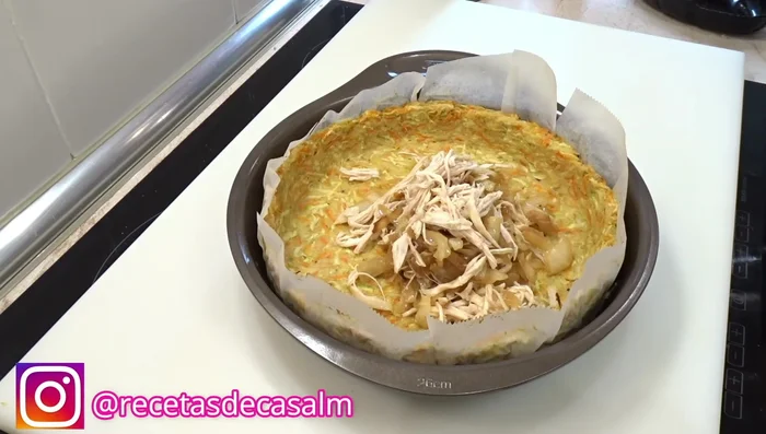Verter el relleno sobre la base del pastel en el molde.