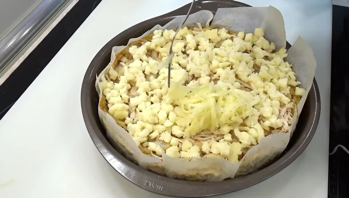 Extender la mezcla de patata rallada sobre el relleno del pastel, sin aplastar.