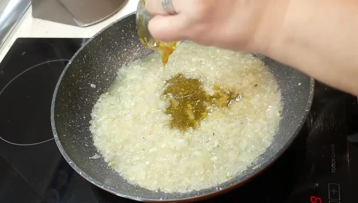 Incorporar la miel y la mostaza. Agregar una pizca de pimienta negra.